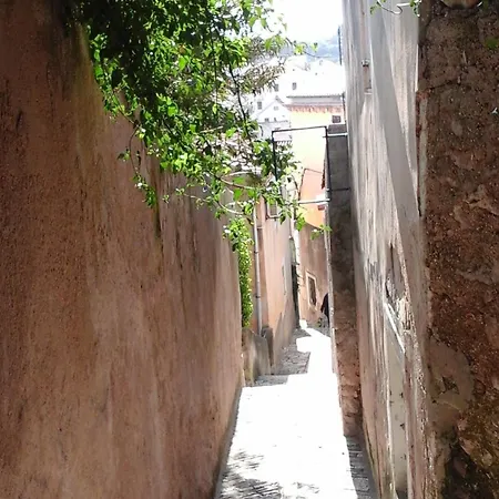 With A Parking Space شقة مالي لوشينغْ